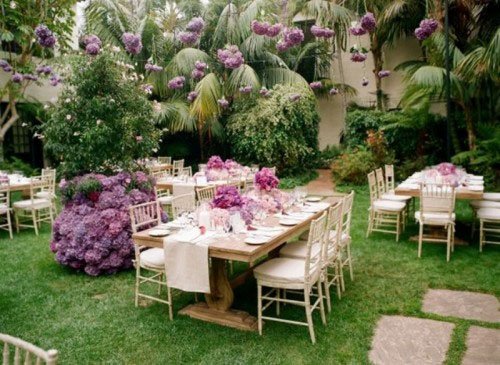 bouquets de fleurs violettes suspendues et boule de fleurs violettes decoratioin de jardin reception mariage originale